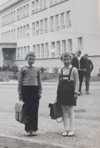František Hron a jeho sestra Marie Hronová před budovou školy