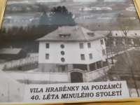 Frontální pohled na vilu hraběnky z roku 1940, Brumov. Fotografováno se svolením Muzea Brumov-Bylnice 2021