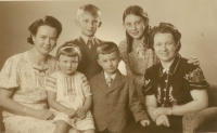 Libuše s maminkou vlevo a tetou s jejími dětmi, 1940
