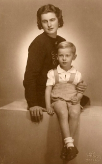 Hedvika Köhlerová s tříletým Janem Köhlerem ml., synem svého muže z prvního manželství, zemřel 2007, Praha 1945