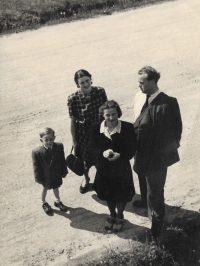 Společná rodinná fotografie, Hedvika Köhlerová vzadu s manželem Janem Köhlerem, synem Janem a sestrou Melánií (1946)