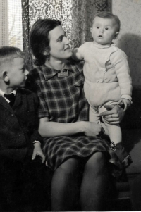 Hedvika Köhlerová se synem  Janem a dcerou Sylvií, Vánoce 1948
