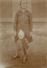 Libuše ve dvou letech s mámou, 1930