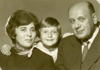 Libuše Šubrtová s manželem ing. Zdeňkem Šubrtem a dcerou Madlou, 1957