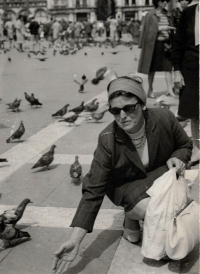 Hedvika Köhlerová v Benátkách, krmení holubů 1968