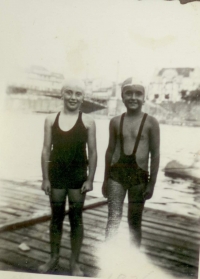 Libuše na plovárně s kamarádem, 1936