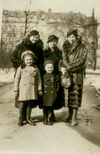 Libuše na rodinné procházce s babičkou Jaroslavou Kemrovou uprostřed, maminkou vlevo a tetou, Praha 1936