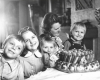 Hedvika Köhlerová s narozeninovým dortem, který vždy upekla pro vnoučata a poté pro pravnoučata. Zleva vnuk Jan, vnučka Silvie, vnuk Jindřich a vnuk Ivo. Vnuci Jan a Ivo jsou od syna Jana, 1978
        