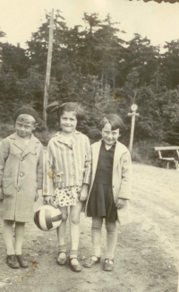 Libuše Šubrtová s kamarádkami, první vpravo, 1934
