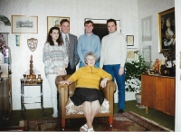 Hedvika Köhlerová sedící v křesle, okolo jsou všechna vnoučata,1994