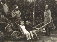 Čtyři sourozenci, Hedvika na trakaři vlevo, asi 1930