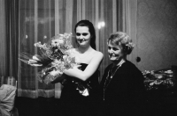 Hedvika Köhlerová na absolventském koncertě vnučky Silvie, houslistky v Rudolfinu, 1989 
      
