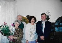 Oslava 70. narozenin Hedviky, zde s mužem Janem Köhlerem starším a dětmi Sylvií a Janem, 1994 