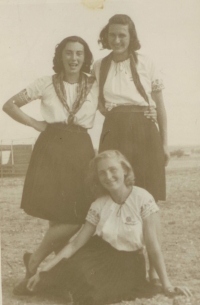 Libuše Šubrtová stojící první vlevo, nácvik na slet v Přelouči, červen 1947 