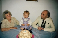 Hedvika a Jan Köhlerovi s pravnukem Oldřichem při oslavě jeho prvních narozenin, Hedvika opět upekla dort, 1996
      