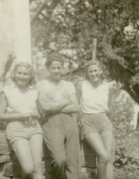 Libuše Šubrtová, první vpravo, s kamarádkami při sokolském pobytu v Petříkovicích u Rumburka, 1948