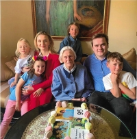 95. narozeniny Hedviky Köhlerové, všechna pravnoučata, vpravo Oldřich, Jáchym, vzadu Jindřich, vlevo Markéta, drží Adélu, vedle ní Anna,  (2019)
      