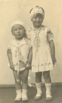 Libuše s bratrem Luďkem, asi 1935