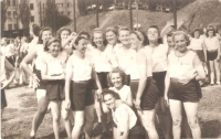 Sokolský slet, Ludmila Kunová - smějící se - uprostřed, Strahov, 1948