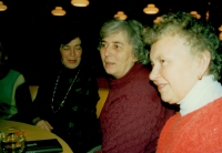 Sešlost se spolužačkami, Libuše Šubrtová uprostřed, asi 1990