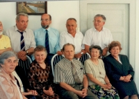 Libuše Šubrtová první vlevo, sraz 50 let po maturitě, Kolín 1997