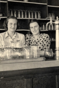 Hedvika vpravo se svou sestrou Melánií v hospodě v Liborči, 1946 