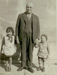 Libuše with her grandfather Václav Kemr and her brother Luděk. 1933