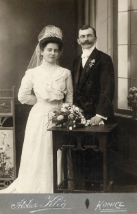 Svatební fotografie rodičů Arthura a Silvie Sprosečových, Konice u Prostějova, 1910