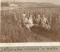 Kristýna Moravcová (na fotografii vpravo) s rodinou v makovém poli