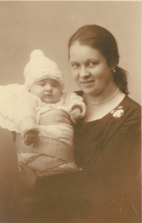 Libuše with her mother, Jarmila Novotná. 1928