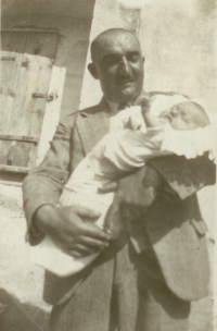 Libuše s tatínkem Josefem Pavlem Novotným, 1928