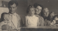 Alžběta Ohlídalová s matkou, manželem a svými dětmi, 1959
