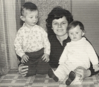 Alžběta Ohlídalová with her grandchildren in the 1970s
