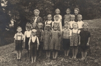 Alžběta se spolužáky, stojí v dolní řadě čtvrtá zprava, 1940