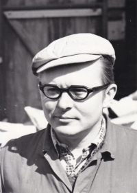 Kamenický dělník František Vízek v roce 1982