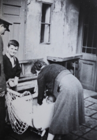 1954 - v kočárku obklopena rodiči a bratrem