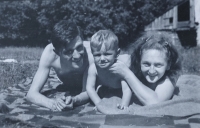 Rodiče Jan a Inka Balcárkovi se synem Honzíkem - kolem roku 1948