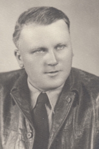 Otec pamětníka František Stránský st., konstruktér motorové tříkolky Velorex, cca 1940