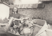 Pamětníkův otec František Stránský st. se svým synem Františkem (vepředu) a neteří, 1949