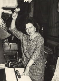 Helena Ryznarová as a weaver, 1970s