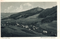 Sobieszów pod hradem Chojníkem na pohlednici ze 20. let 20. století s německým názvem Hermsdorf im Riesengebirge mit dem Kynast (Sobieszów v Krkonoších s Chojníkem)