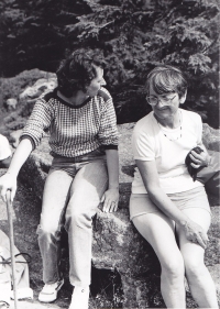 Jana Singerová vpravo na dovolené pracovníků KNV v pohoří Harz v Německu, 1987