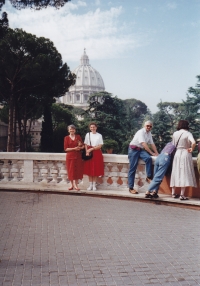 Jana Singerová vlevo na výletě v Římě s kolegy z práce, 1994