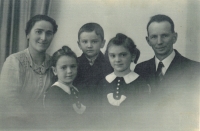 Jana Singerová vpravo s rodiči a sourozenci Boženou a Miroslavem, Nová Paka, asi 1939