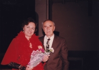 Otto Singer, manžel pamětnice, s koncertní umělkyní vystupující ve Vrchlabí, asi 1998