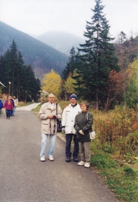 Jana Singerová vpravo v Krkonoších s německými přáteli, 2000