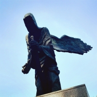 Anděl smrti s mečem se sovětskou hvězdou na pomníku obětem katyňského masakru ve Wroclawi