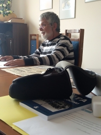 Ladislav Havrda při natáčení rozhovoru dětskými dokumentaristy - týmem Příběhů našich sousedů