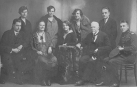 Otcova rodina: otec dole vlevo, jeho matka nahoře vlevo, babička Marie dole druhá zleva, dědeček dole čtvrtý zleva