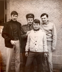 S přáteli z vojenské správy budov, pamětník v bílém, 1969